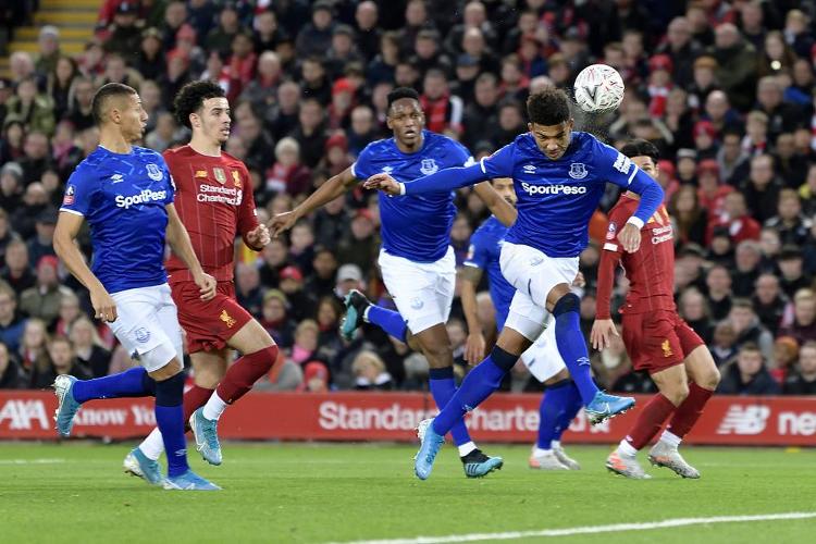 足球曝英超豪门盯上天才中卫，报价或破纪录