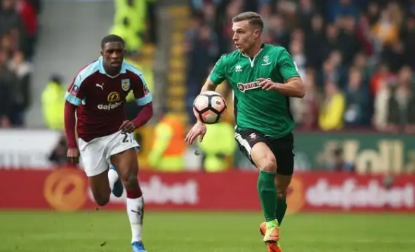 国脚伤愈复出，送出助攻稳定军心