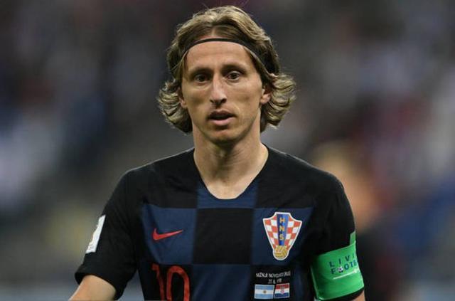 记者：哲凯赖什手指骨折，但他带伤坚持参加比赛和训练